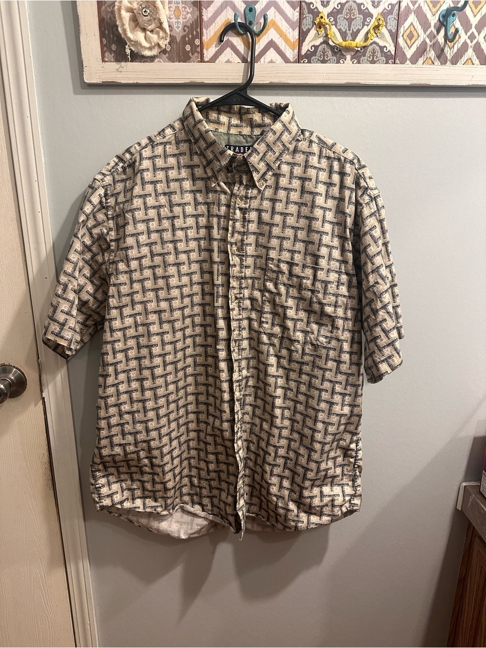 Trader Bay Short-Sleeve Button-Down Shirt in Beige and Black Geometric Print